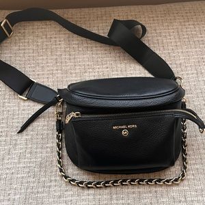 MICHAEL KORS Sling pack purse